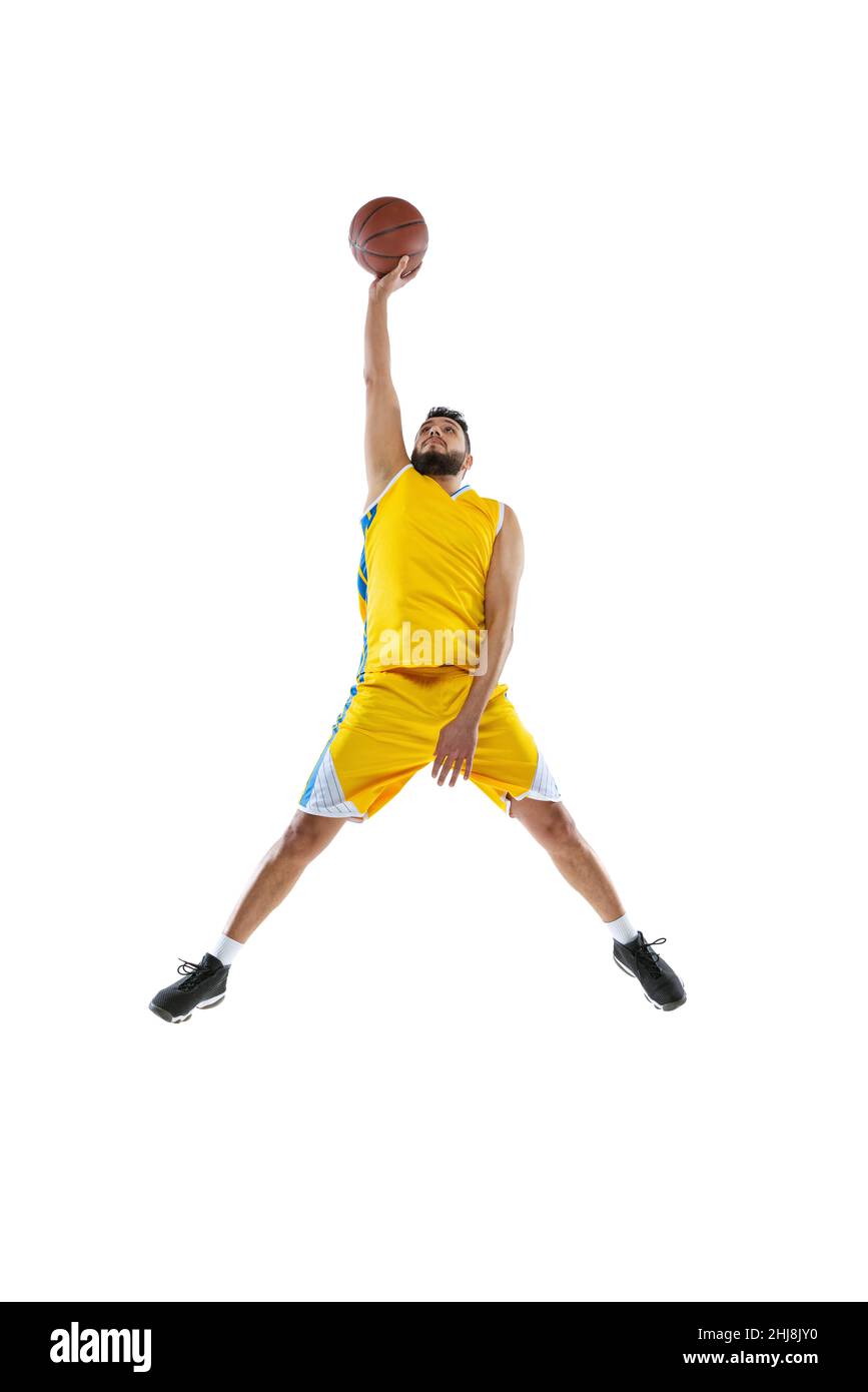 Un giocatore di basket professionista che pratica isolato su sfondo bianco studio. Sport, movimento, attività, concetti di movimento. Foto Stock