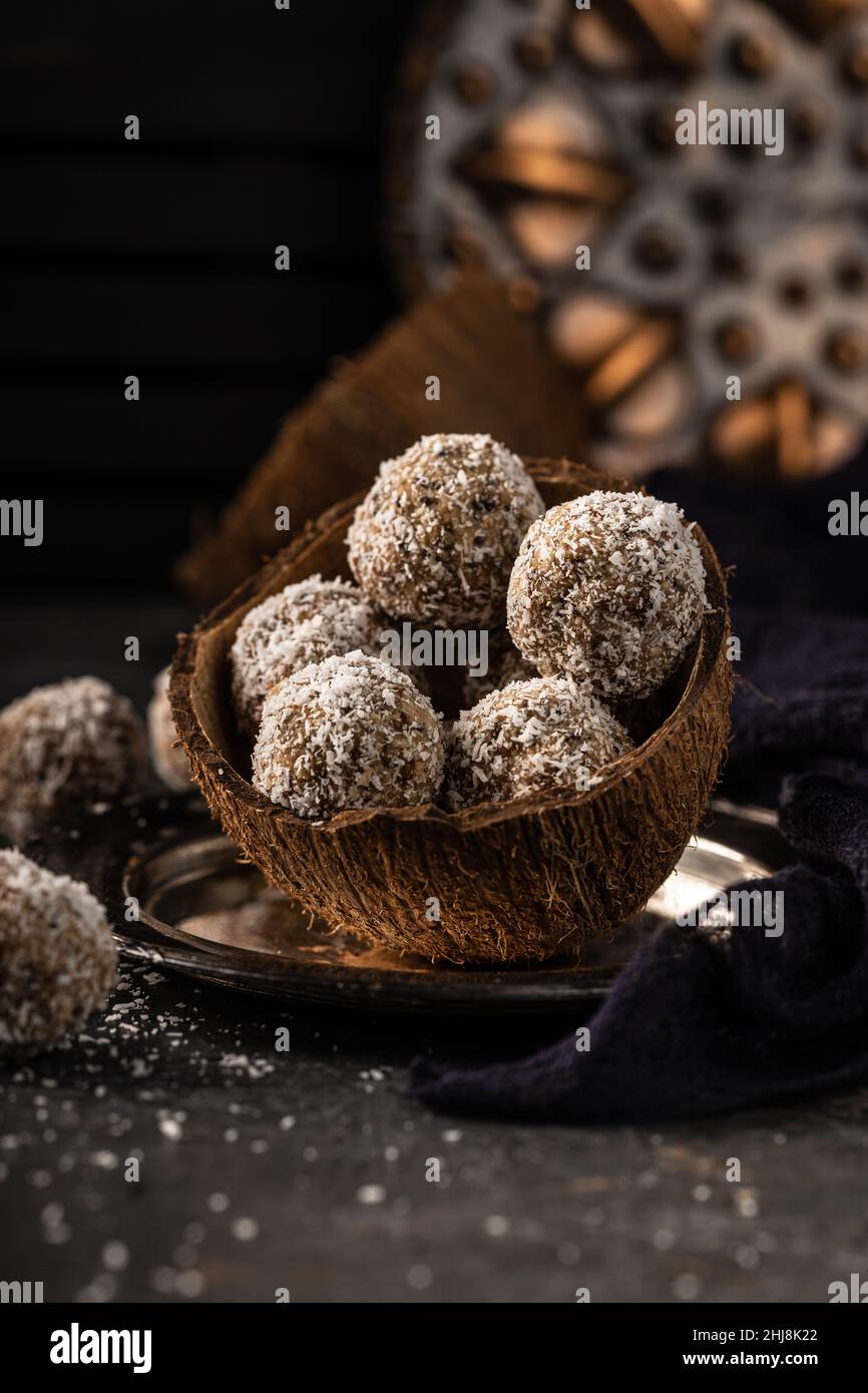 foto di natura morta di dolci sani, fatti in casa e deliziosi. Gustose palle di cocco senza zucchero e lattosio con ingredienti sani Foto Stock