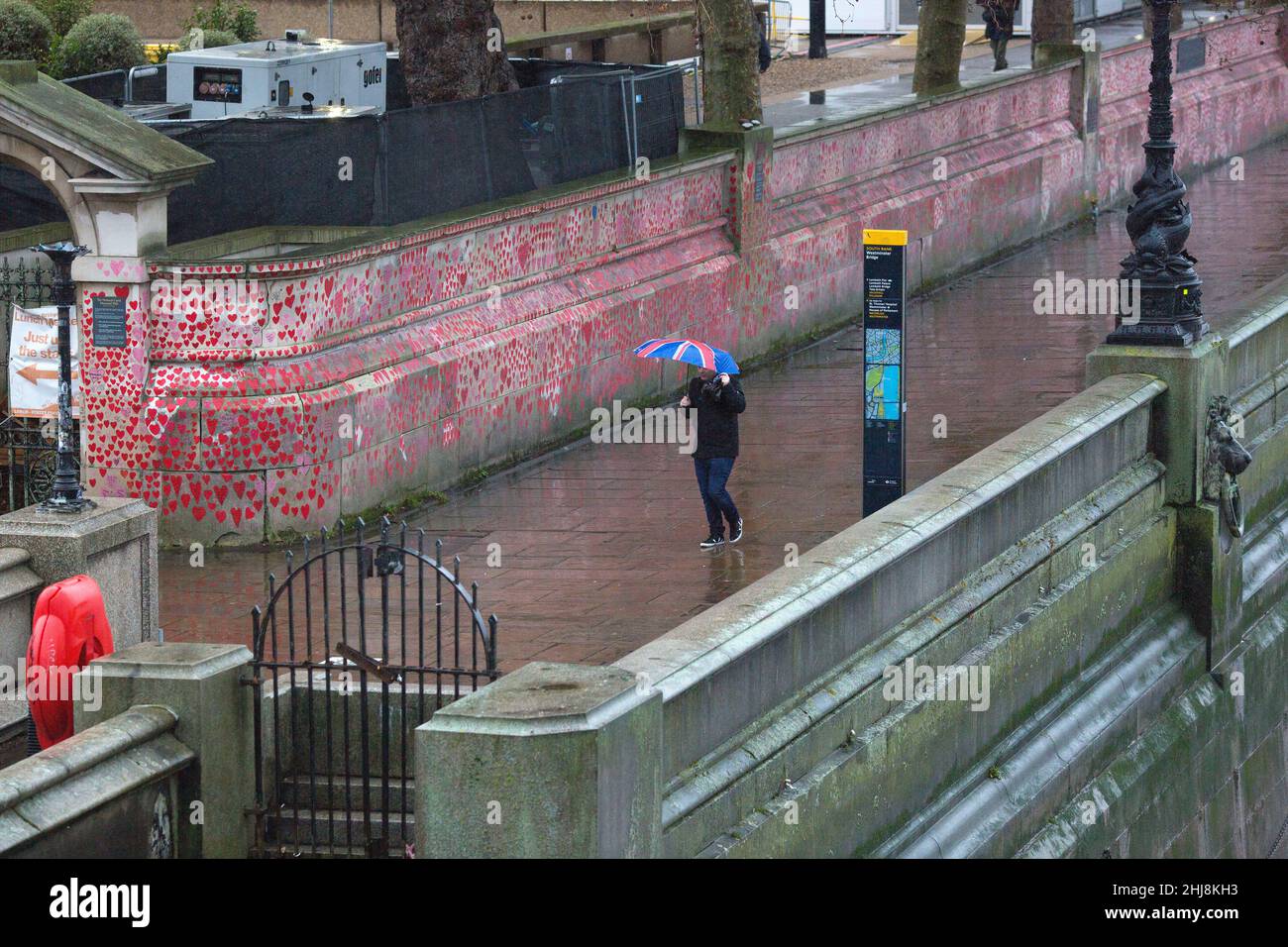 I cuori rossi, che rappresentano coloro che sono morti di Covid-19, sono visti sul National Covid Memorial Wall lungo il Tamigi nel centro di Londra. Foto Stock