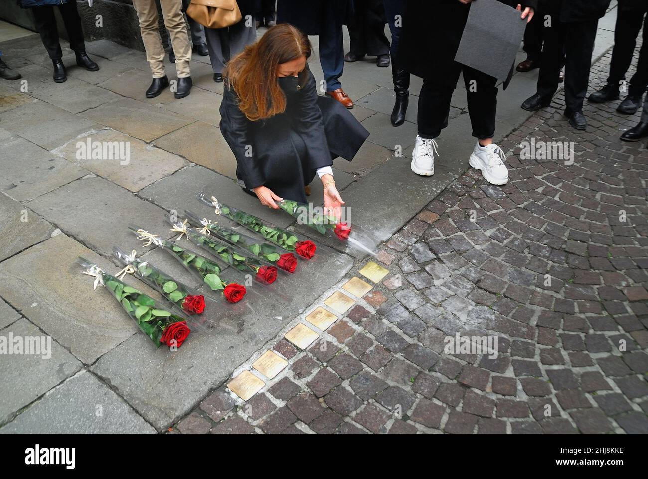 Padova, 27 gennaio 2022: Giornata internazionale della memoria dell'Olocausto. Questa mattina, l'Università di Padova ha posto all'ingresso della storica sede dell'Università di Padova un nuovo 'Stolperstein'. La pietra è dedicata allo studente desiderio Milch, deportato al campo di Auschwitz e vi morì in una data sconosciuta. La nuova "pietra di tumbling" fu affiancata dagli altri sei , dedicati ai professori e agli studenti dell'Università di Padova, deportati e uccisi nei campi di sterminio nazisti. Il Rettore dell'Università di Padova, Daniela Mapelli, ha posto una rosa rossa davanti Foto Stock