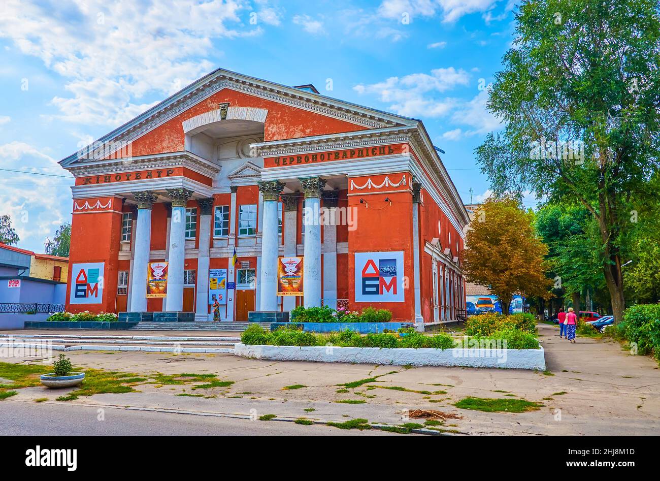 DNIPRO, UCRAINA - 25 AGOSTO 2021: Cinema storico Chervonohvardiyets (Guardia Rossa) in tipico stile sevoet ega, il 25 agosto a Dnipro, Ucraina Foto Stock