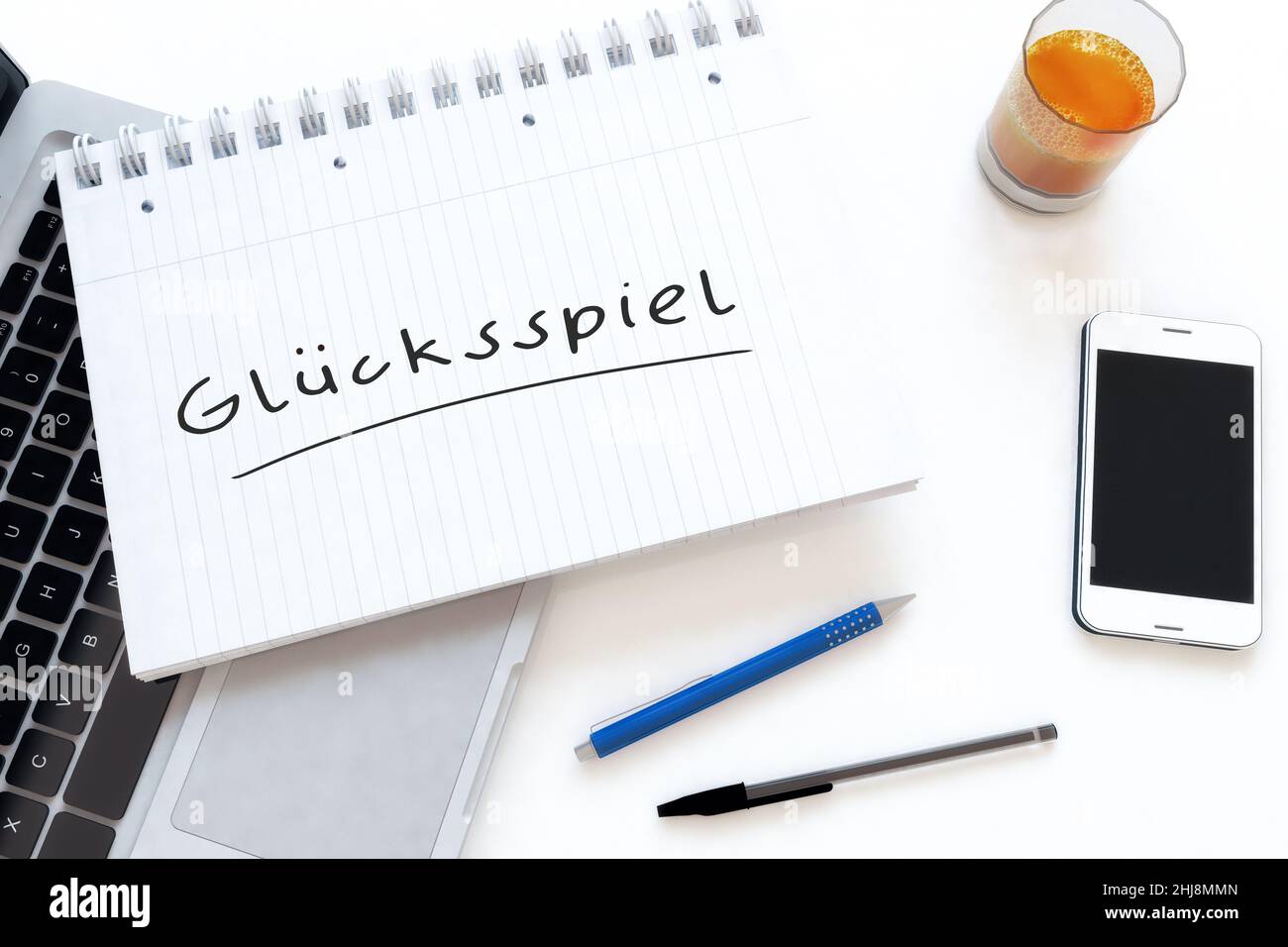 Gluecksspiel - parola tedesca per il gioco d'azzardo o il gioco d'azzardo - testo scritto a mano in un notebook su una scrivania - 3D rappresentazione illustrazione. Foto Stock