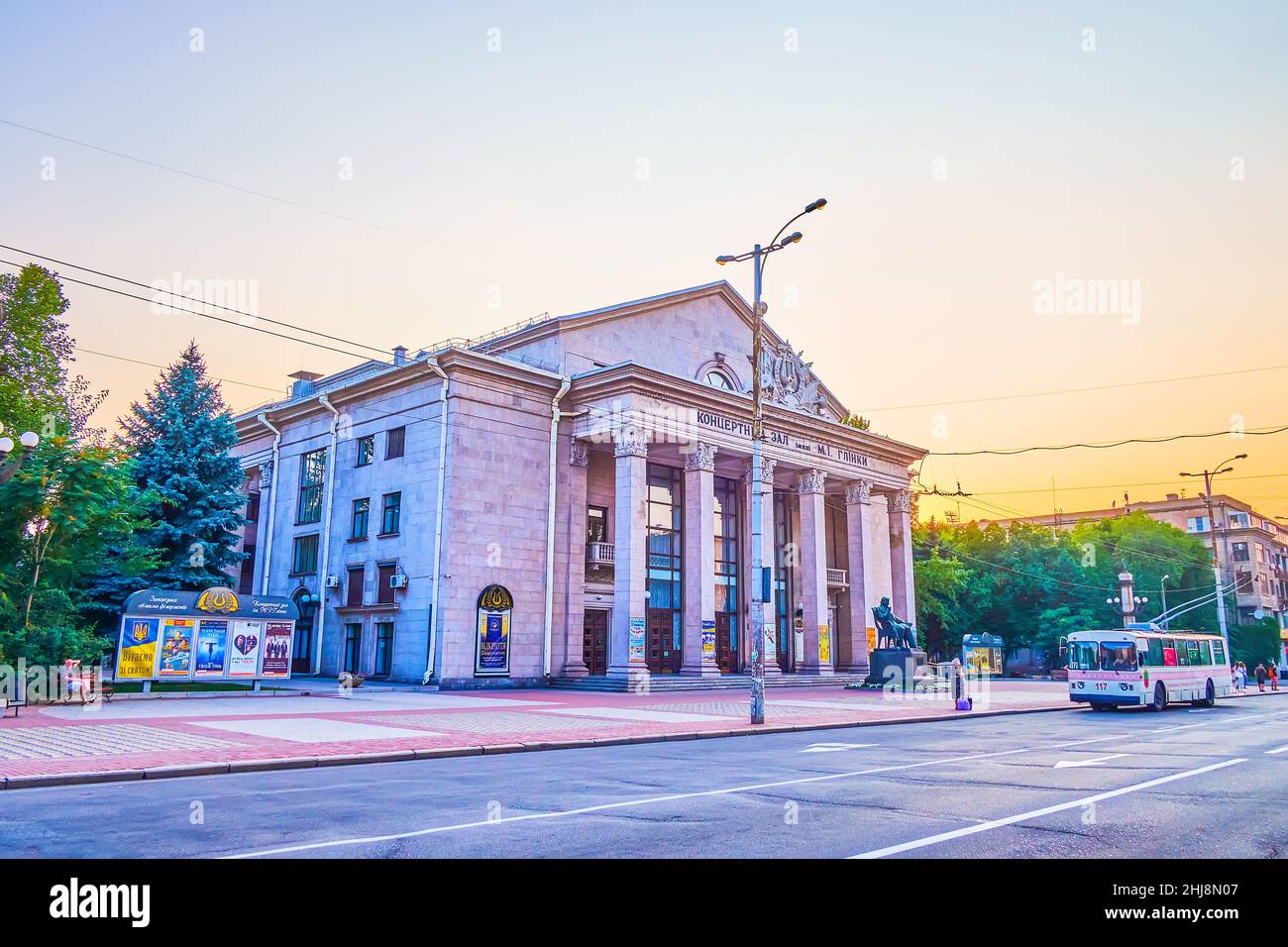 ZAPORIZHZHIA, UCRAINA - 25 AGOSTO 2021: Mikhail Glinka Concert Hall (Filarmonica regionale) in Sobornyi Prospect (Avenue) con monumento a Glinka, ON Foto Stock