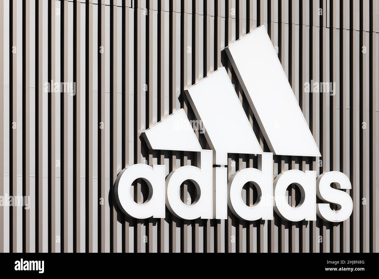 Tokyo, Giappone. 13th Jan 2022. Logo Adidas del marchio tedesco di  abbigliamento sportivo multinazionale visto a Shibuya, Tokyo. Credit: SOPA  Images Limited/Alamy Live News Foto stock - Alamy