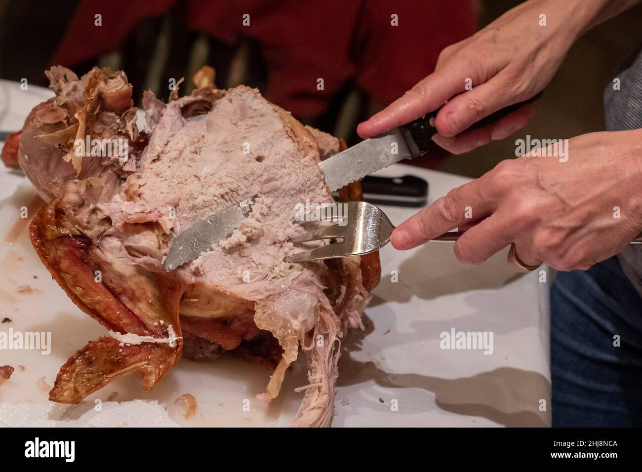 Intagliare il tacchino per la cena del Ringraziamento. Foto Stock