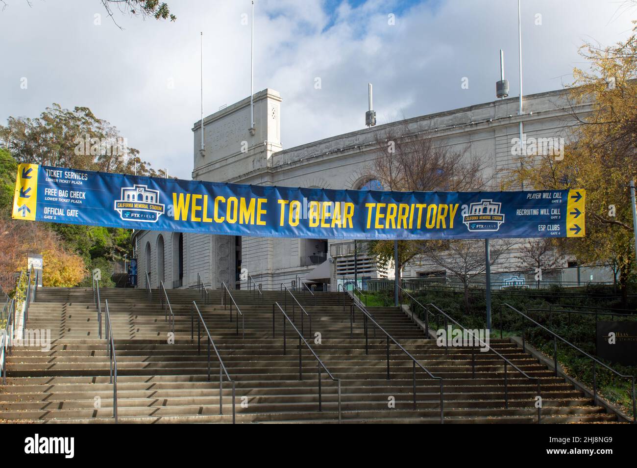 Berkeley, CA, USA - 27 dicembre 2021: Passi per il California Memorial Stadium, il cartello recita "Welcome to Bear Territory" Foto Stock