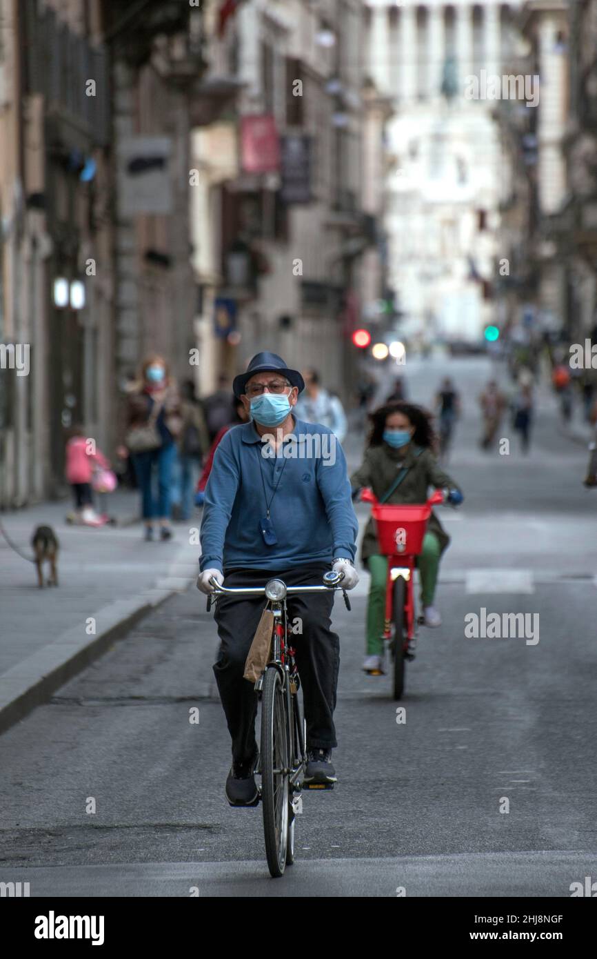 Italia, Roma, 09 maggio, 2020 : emergenza Coronavirus, riapertura, giorno 6 della seconda fase dell'emergenza Covid-19 a Roma. La gente gode una giornata fuori in V Foto Stock