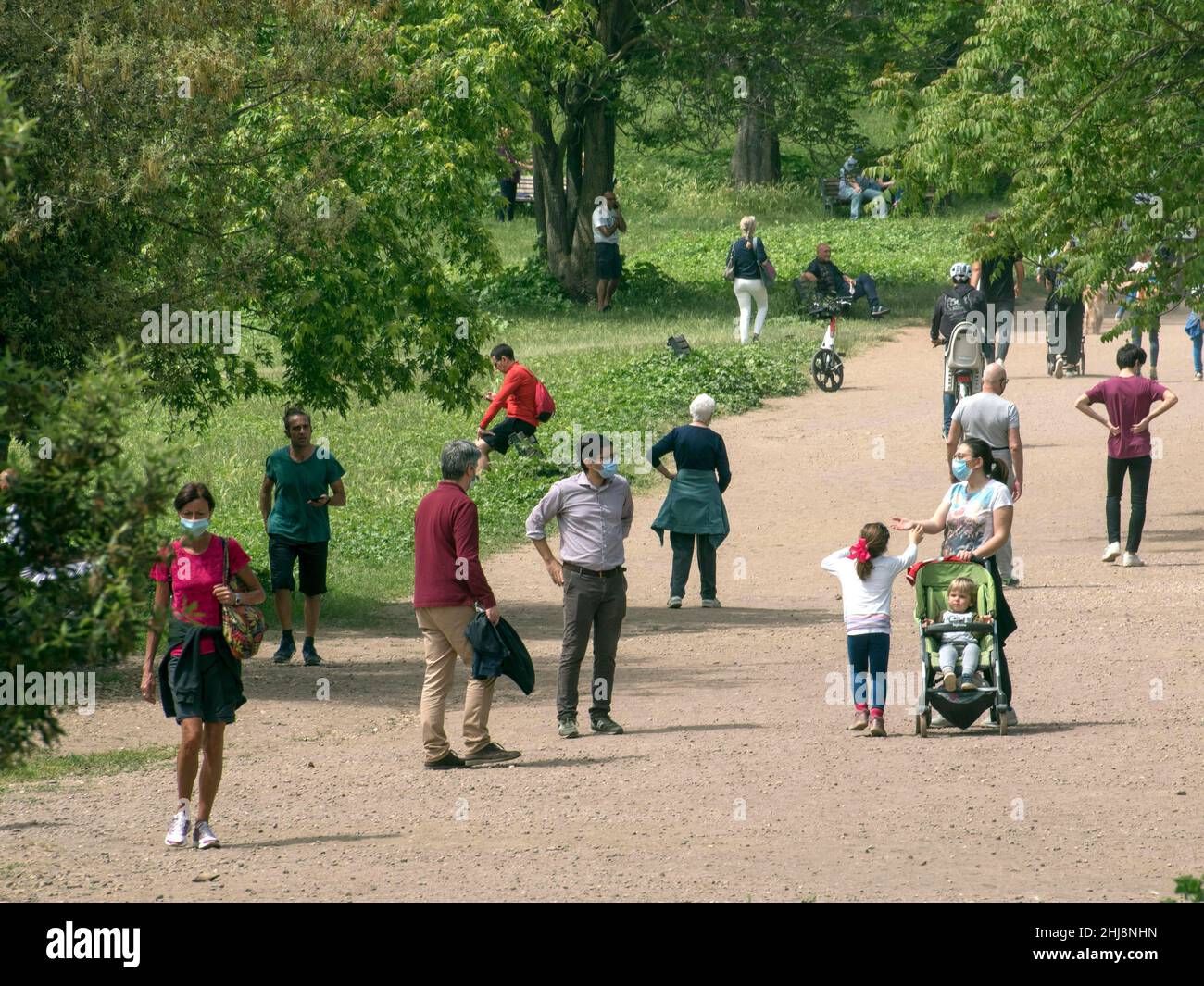 Italia, Roma, 10 maggio, 2020 : emergenza Coronavirus, riapertura, giorno 7 della seconda fase dell'emergenza Covid-19 a Roma. La gente gode una giornata fuori a t Foto Stock