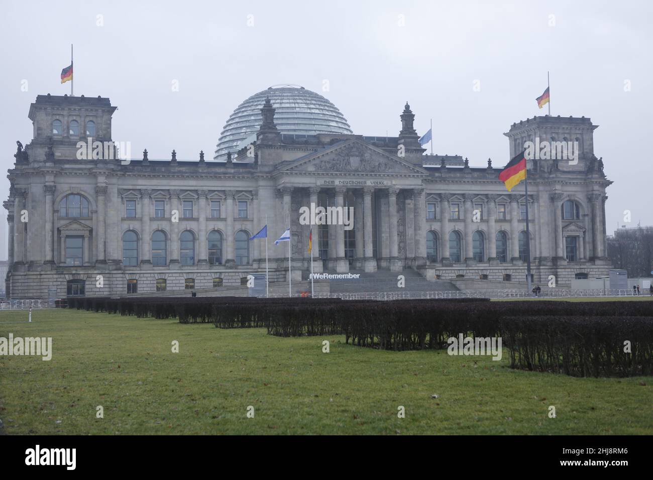 01/27/2022, Berlino, Germania, la scritta #WeRemember si trova sulla facciata ovest del Bundestag. Oggi, 27 gennaio, anniversario della liberazione del campo di concentramento di Auschwitz, nella sessione plenaria del Bundestag si terrà un servizio commemorativo. Foto Stock