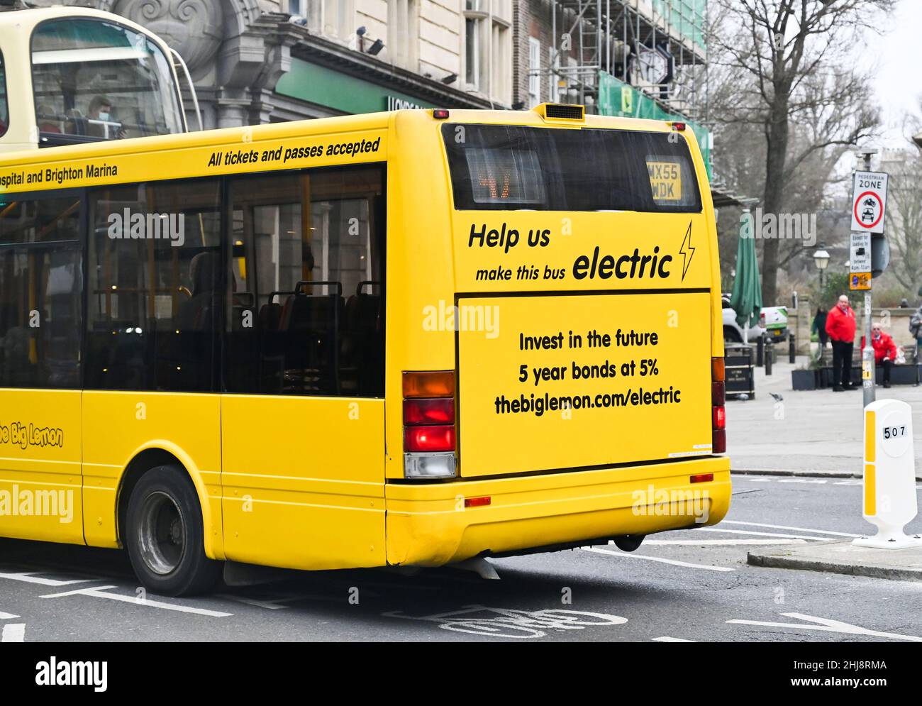 Un autobus Big Lemon a North Street Brighton che vuole andare elettrico con i loro autobus Foto Stock