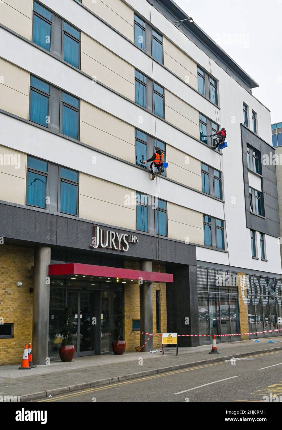 Pulitori per finestre al lavoro sul Jurys Inn hotel vicino Brighton Station Inghilterra Regno Unito Foto Stock