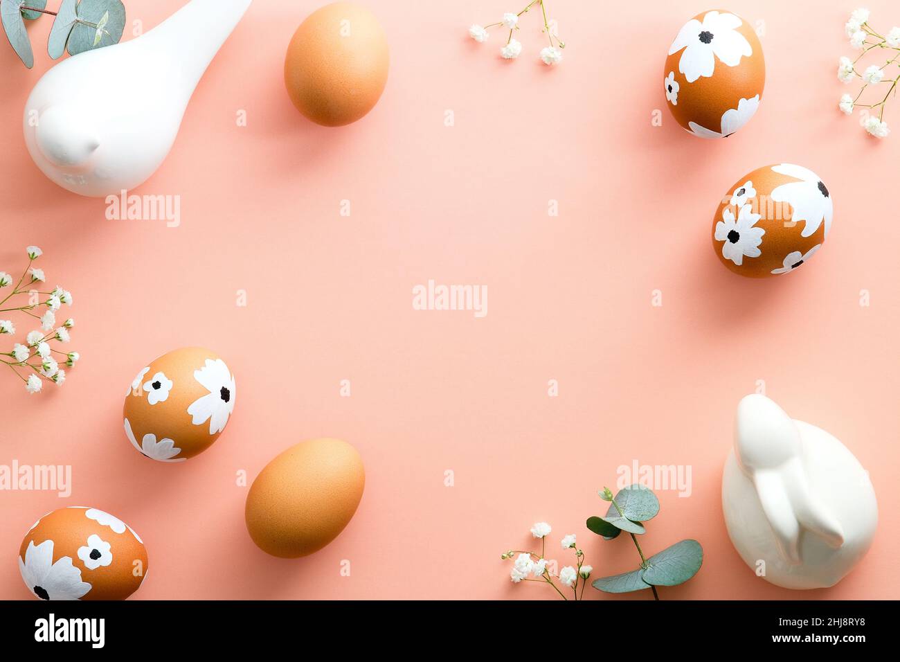 Elegante composizione del piatto pasquale. Uova di Pasqua dipinte, gitophila, coniglietto, uccello su sfondo rosa pastello. Vista dall'alto con spazio di copia. Buona Pasqua co Foto Stock
