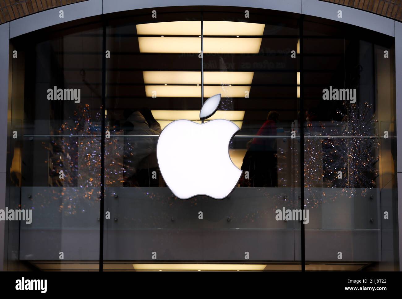 Il logo Apple Inc. Come visualizzato presso l'Apple Shop di Belfast, Irlanda del Nord. Foto Stock