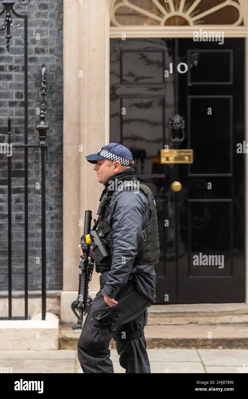 Londra, Regno Unito. 27th Jan 2022. Poliziotti all'ingresso di 10 Downing Street, London UK Credit: Ian Davidson/Alamy Live News Foto Stock