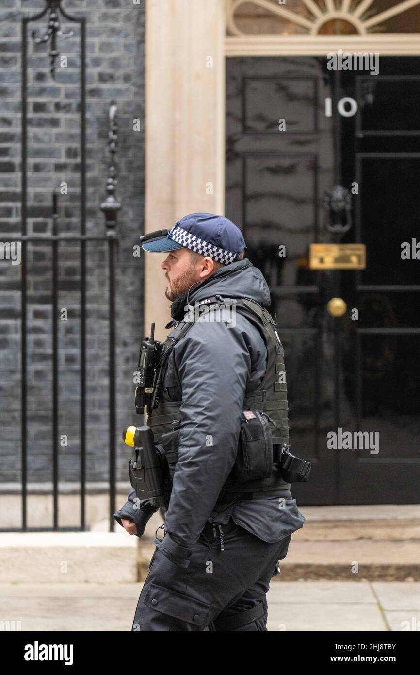 Londra, Regno Unito. 27th Jan 2022. Poliziotti all'ingresso di 10 Downing Street, London UK Credit: Ian Davidson/Alamy Live News Foto Stock