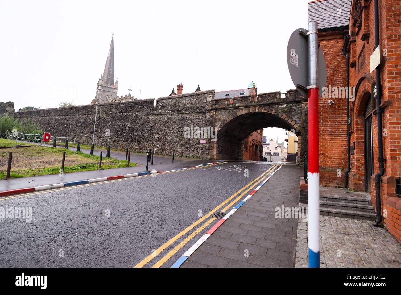 La Fontana e l'area lealista/protestante accanto alle mura di Derry City, Irlanda del Nord Foto Stock