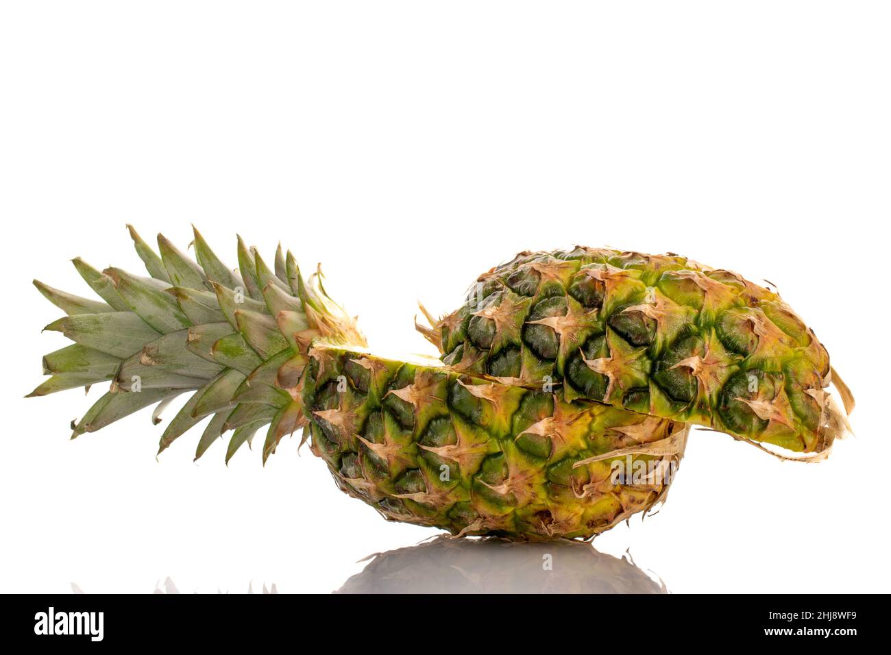 Un ananas maturo tagliato a metà, in primo piano, isolato su bianco. Foto Stock