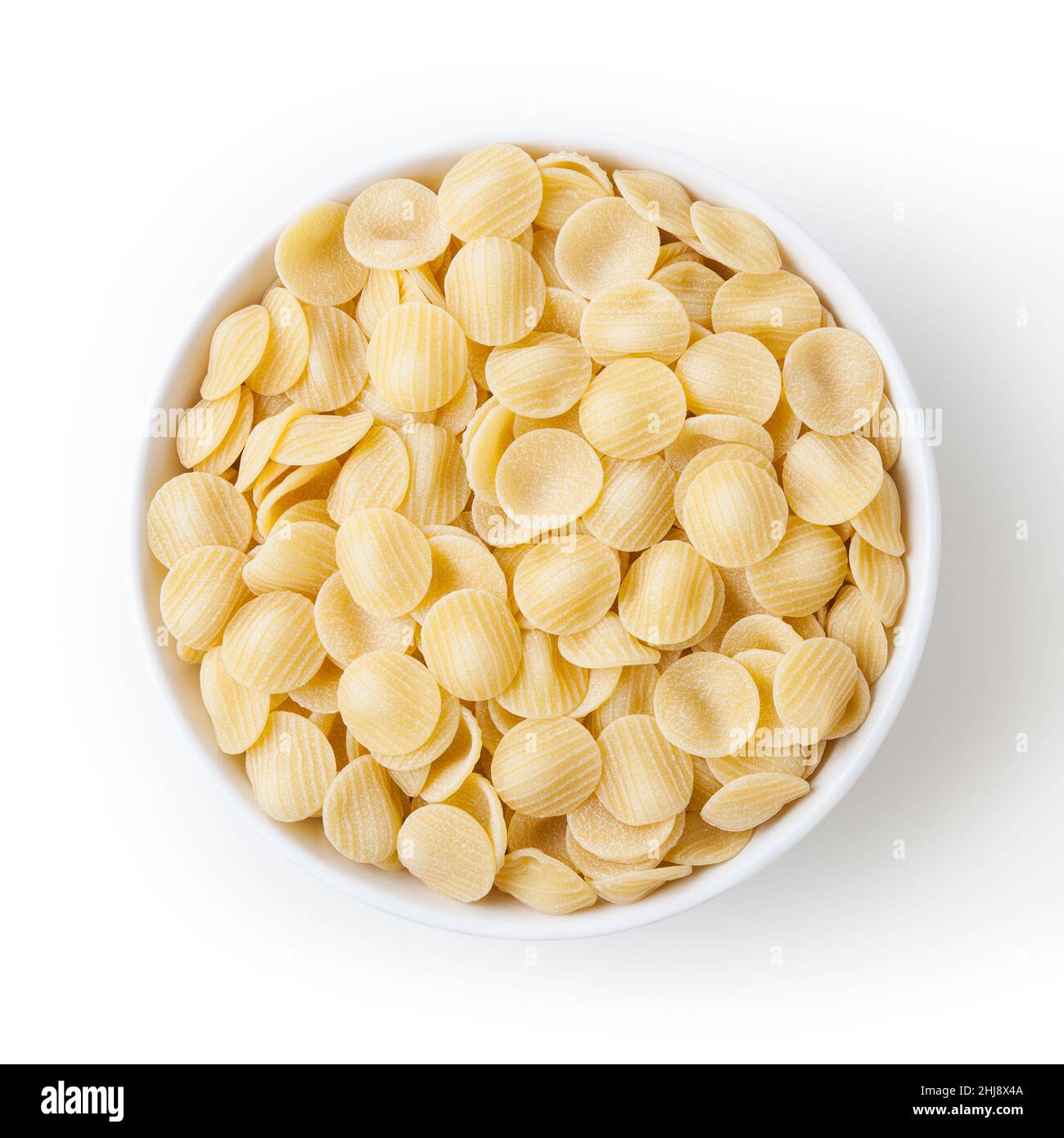 Pasta di orecchiette cruda in ciotola bianca isolata su fondo bianco con sentiero di taglio Foto Stock