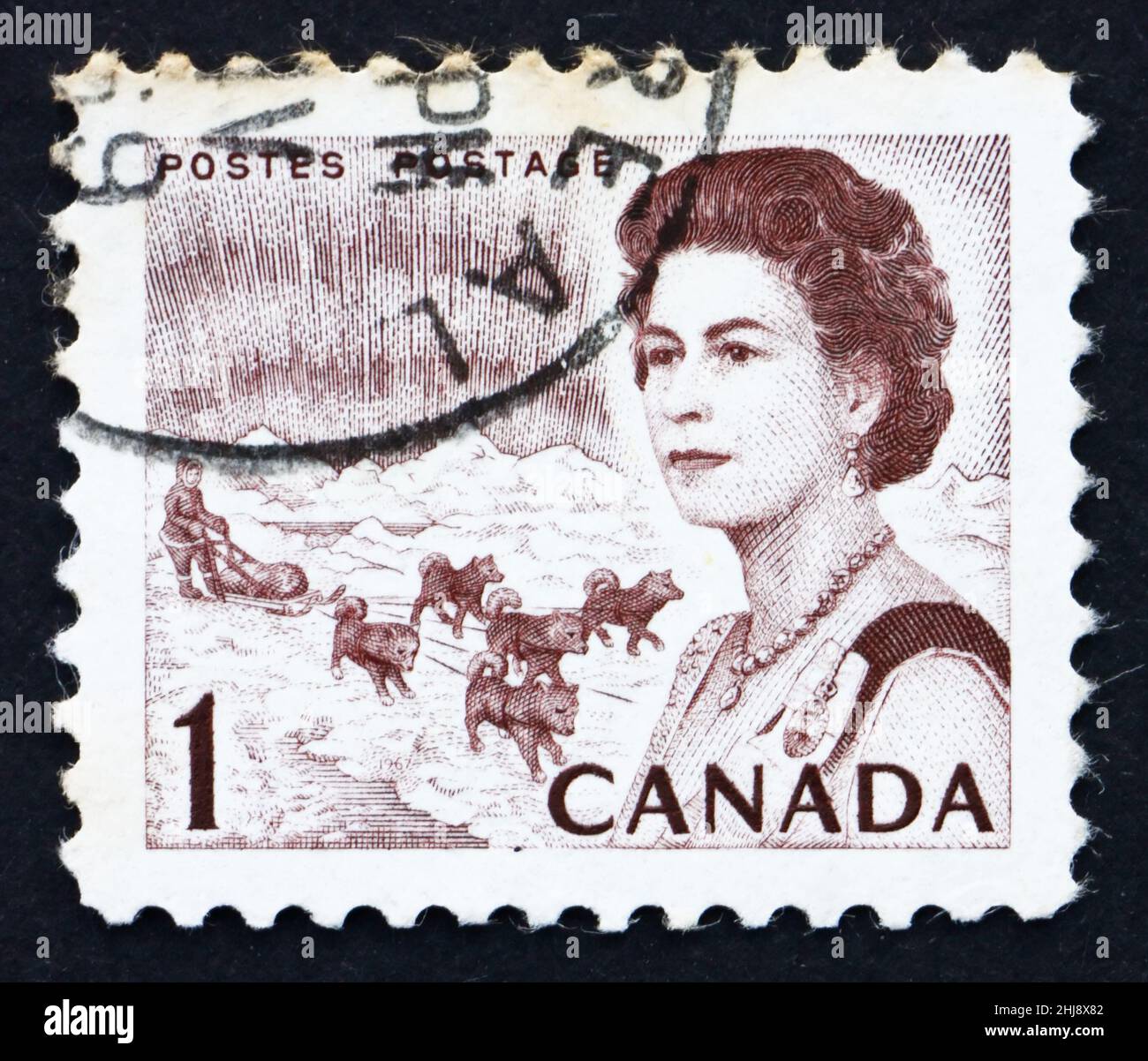 CANADA - CIRCA 1967: Un francobollo stampato in Canada mostra Northern Lights and Dog Team, Queen Elizabeth II, circa 1967 Foto Stock