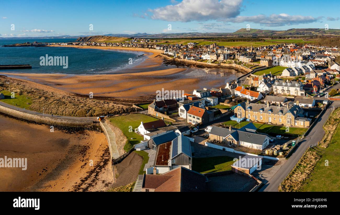 Vista aerea dal drone dei villaggi di Elie e Earlsferry sulla costa di Firth of Forth, Fife, Scozia, Regno Unito Foto Stock