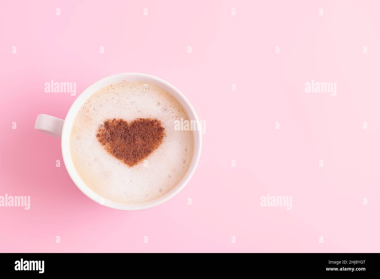 Cappuccino con schiuma spumeggiante, bianco tazza da caffè su uno sfondo di  legno. La caffetteria e il bar, barista concetto d'arte. L'immagine  verticale Foto stock - Alamy