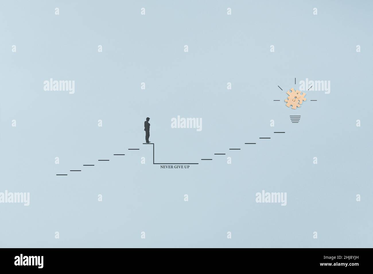 Concetto di business di non rinunciare mai - silhouette di un uomo d'affari che supera un divario concettuale in una scala per la promozione e il successo. Foto Stock