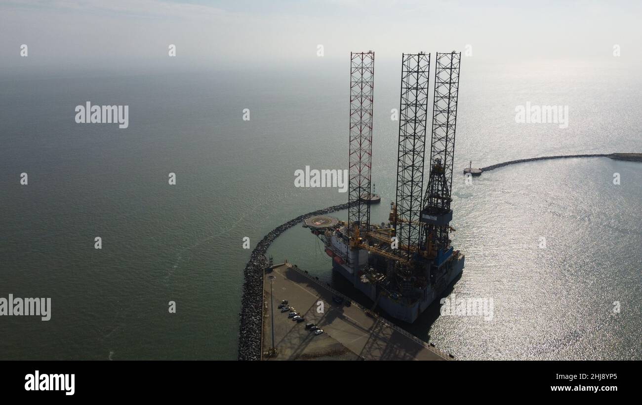 Offshore Oil RIG a Great Yarmouth in attesa di essere decommissionato aereo drone vista Foto Stock