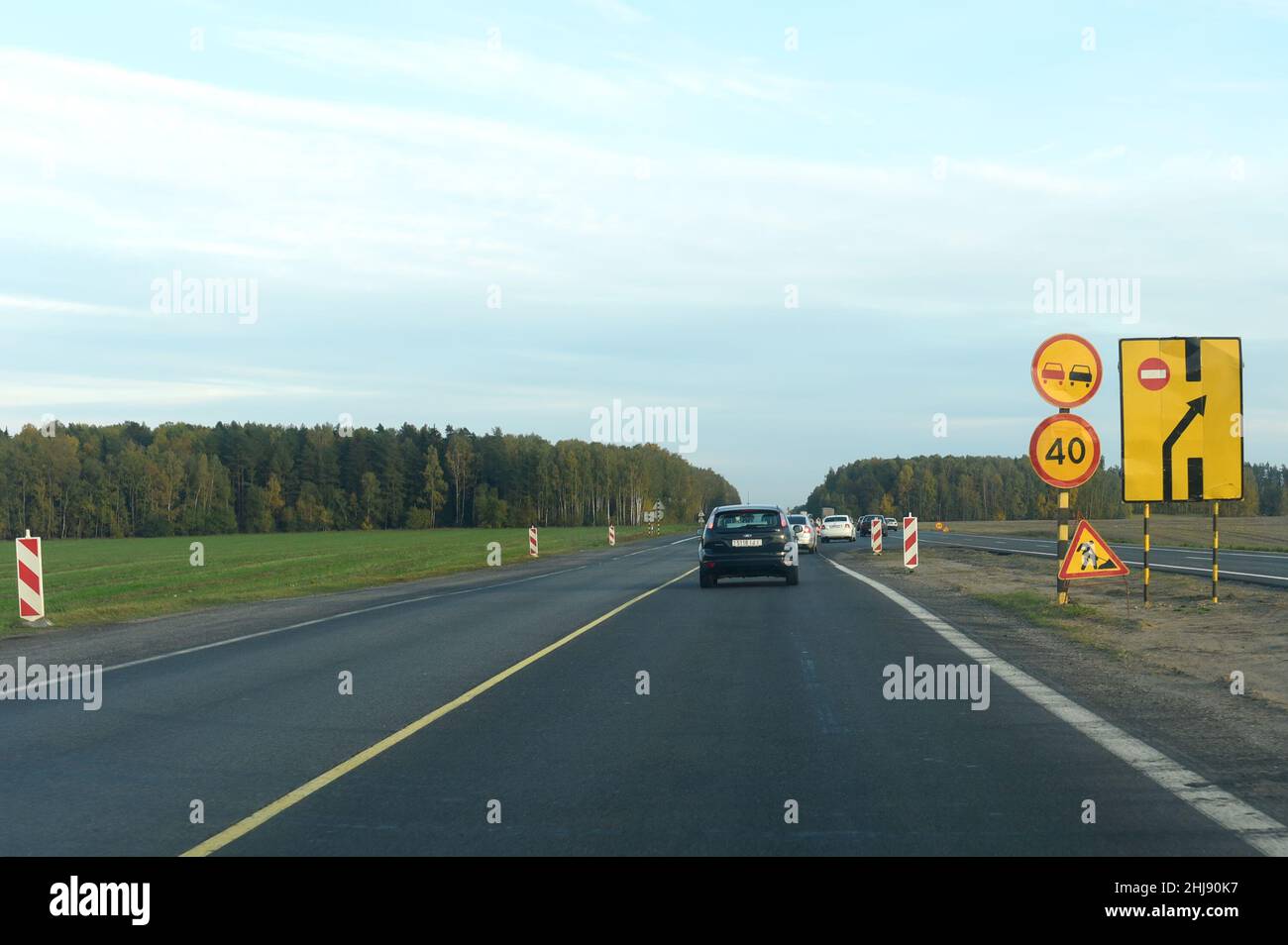 Regolazione temporanea del traffico in caso di lavori o attività su strade pubbliche. Sicurezza delle zone di lavoro su strada. Costruzione e sviluppo pr Foto Stock
