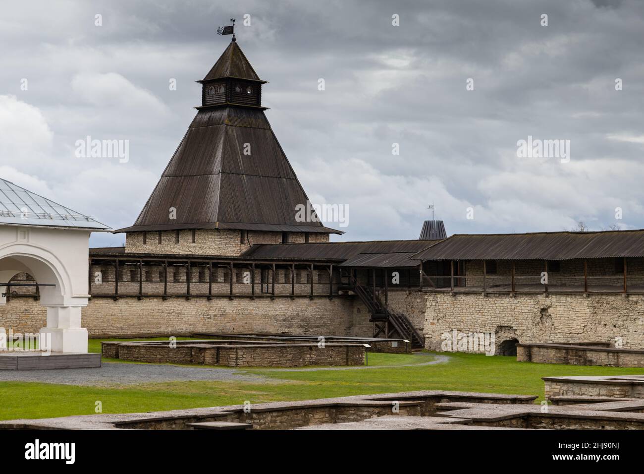 Cremlino di Pskov, Russia. Architettura classica russa antica. Torre in pietra con tetto in legno Foto Stock