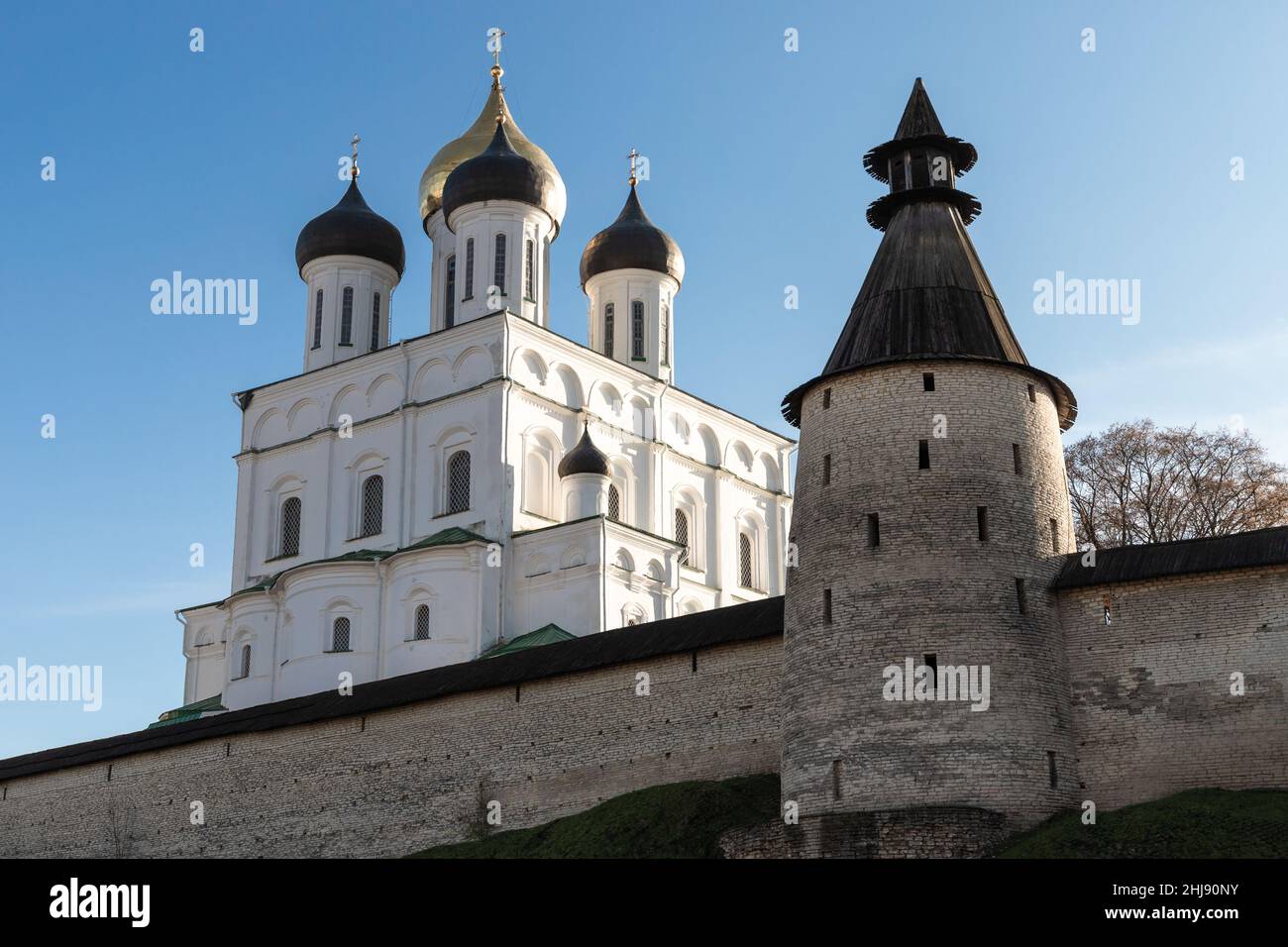 L'esterno della Cattedrale della Trinità, si trova dal 1589 a Pskov Krom o Cremlino. Antica chiesa ortodossa russa dietro il vecchio muro di fortificazione Foto Stock