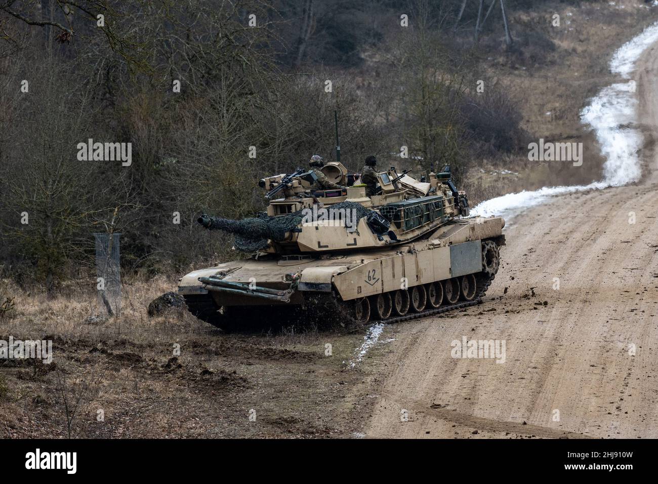 Hohenfels, Germania. 27th Jan 2022. Un carro armato principale di battaglia degli Abrams del M1 durante l'esercizio militare internazionale 'Allied Spirit 2022' nell'area di addestramento di Hohenfels. Con elicotteri, carri armati e fanteria, le forze militari di più di dieci paesi si stanno attualmente allenando per le emergenze in un'area di addestramento. Credit: Armin Weigel/dpa/Alamy Live News Foto Stock