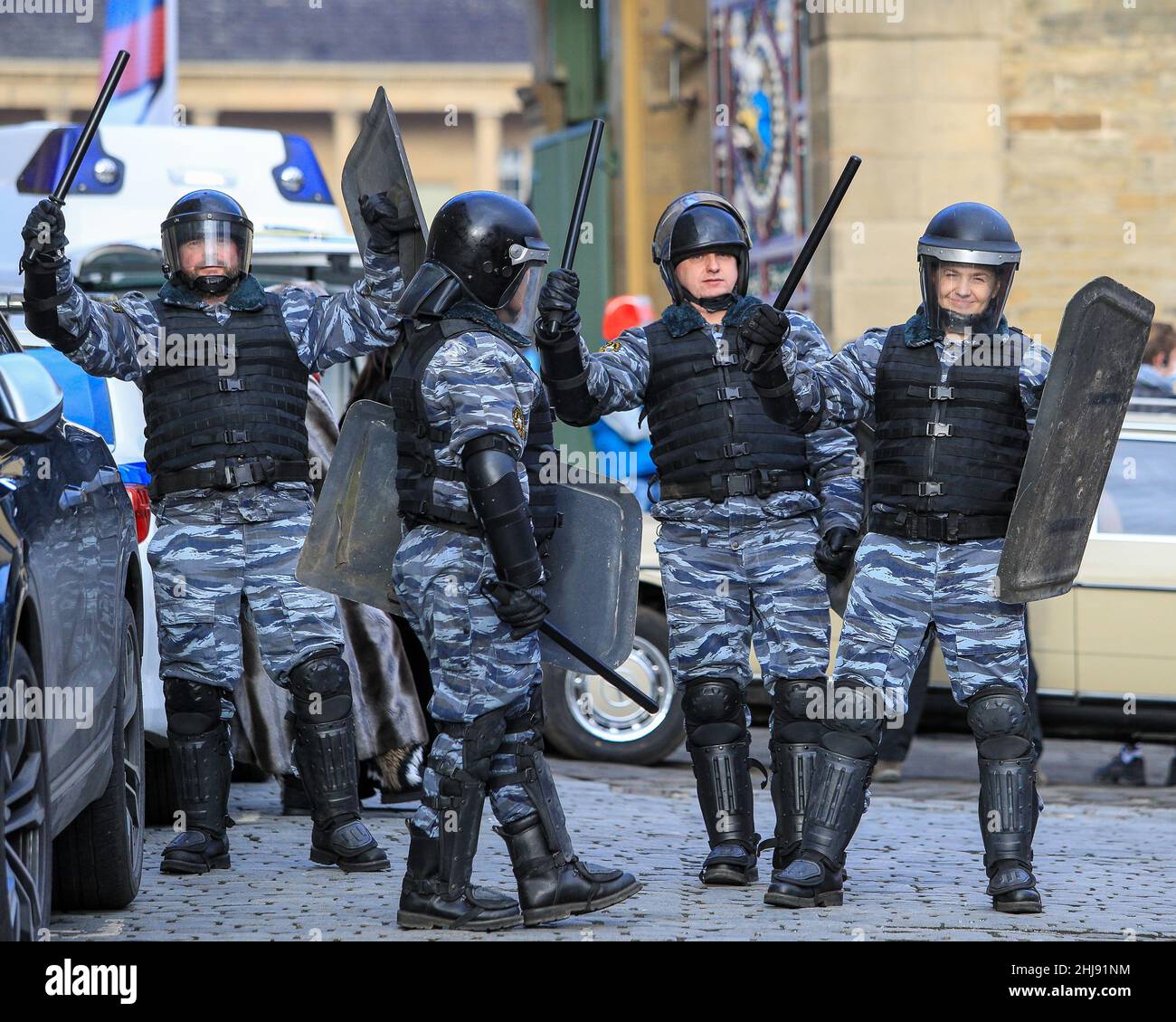 Halifax, Regno Unito. 27th Jan 2022. Extra vestiti da polizia armata russa sul set di nuove miniserie televisive 'Secret Invasion' presso la Piece Hall di Halifax, Regno Unito, il 1/27/2022. (Foto di James Heaton/News Images/Sipa USA) Credit: Sipa USA/Alamy Live News Foto Stock