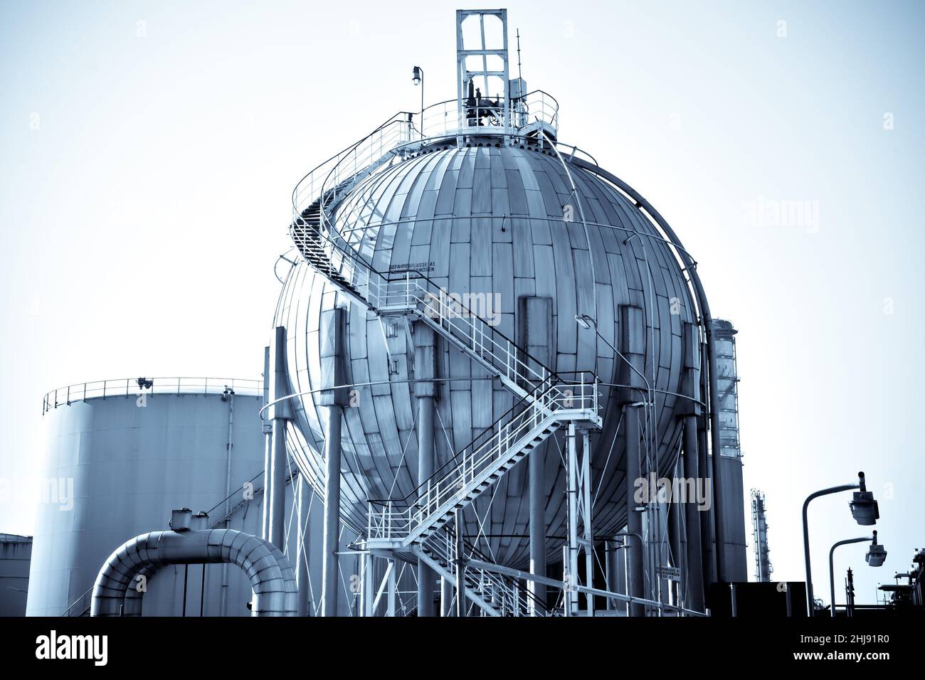 Rappresentazione monocromatica di uno stoccaggio di GPL (gas di petrolio liquefatto) in un serbatoio sferico. Foto Stock