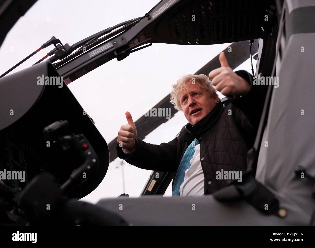 Il primo ministro Boris Johnson durante una visita alla RAF Valley di Anglesey, Galles del Nord. Il primo Ministro è destinato ad affrontare ulteriori interrogativi su un'indagine di polizia sulla partygate, in quanto il n. 10 è un punto di forza per la presentazione della relazione di sue Gray sulle possibili violazioni di blocco. Data foto: Giovedì 27 gennaio 2022. Foto Stock