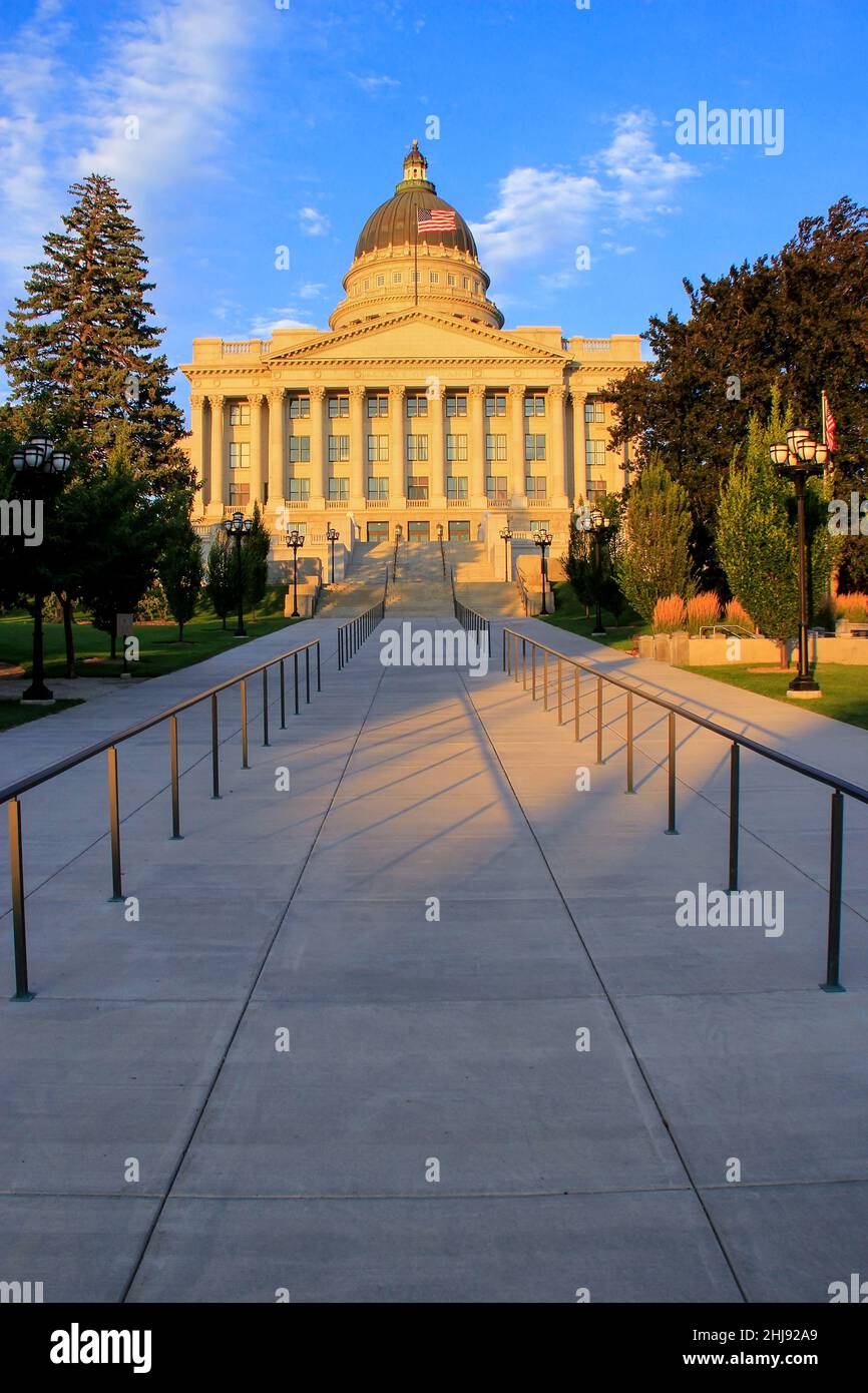 La Utah State Capitol con una calda luce della sera, Salt Lake City. Salt Lake City è la capitale e la città più popolosa dell'Utah Foto Stock