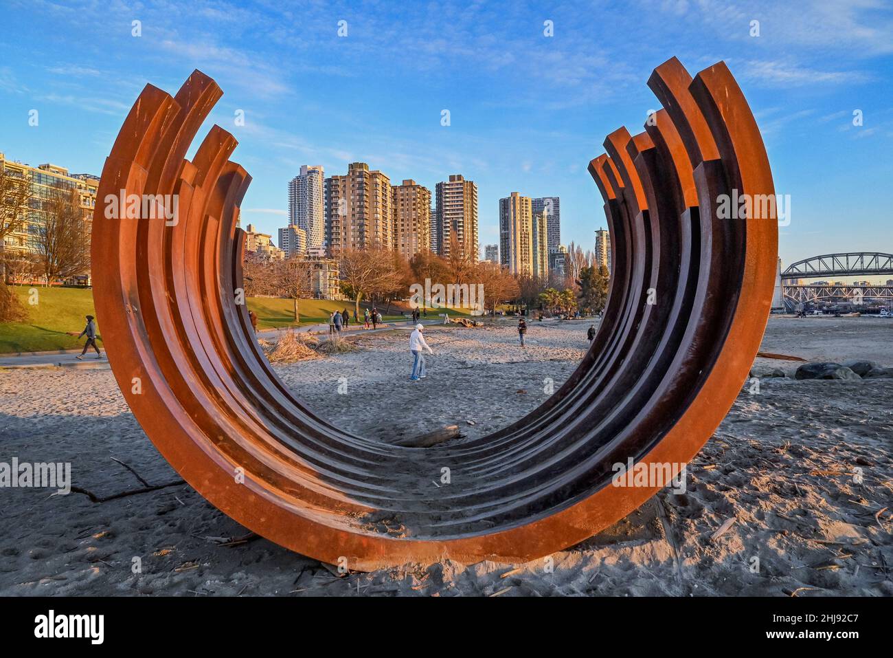 Metallo arrugginito scultura dell'artista, Bernar Venet, Sunset Beach, Vancouver, British Columbia, Canada. Foto Stock