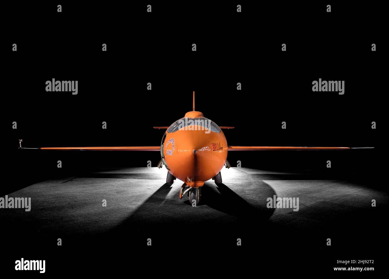 Vista frontale diretta dell'aereo a razzo Bell X-1 'glamour Glennis' con schema internazionale di pittura arancione, National Air and Space Museum, Washington, DC, USA Foto Stock