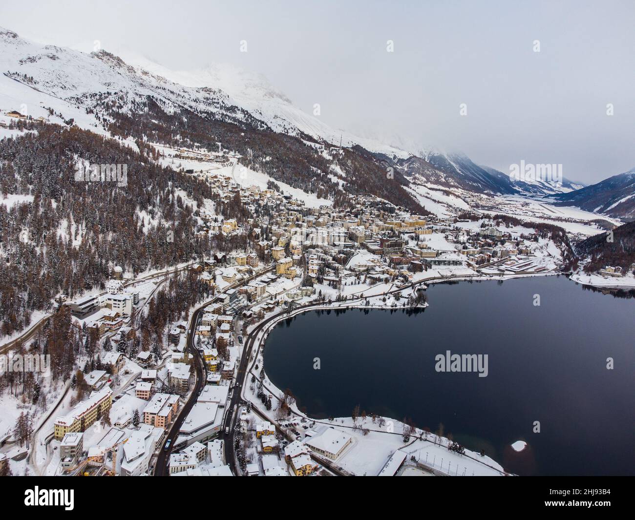 Vista aerea del villaggio di Saint Moritz e del lago in una fredda giornata invernale nel Cantone di Graubunden, nelle alpi della Svizzera Foto Stock