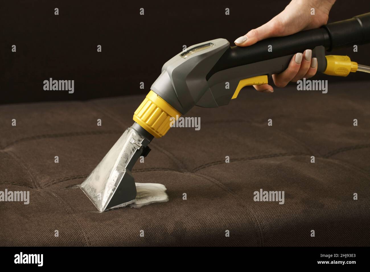 Pulizia professionale profonda del divano con pulitore a vuoto Foto Stock