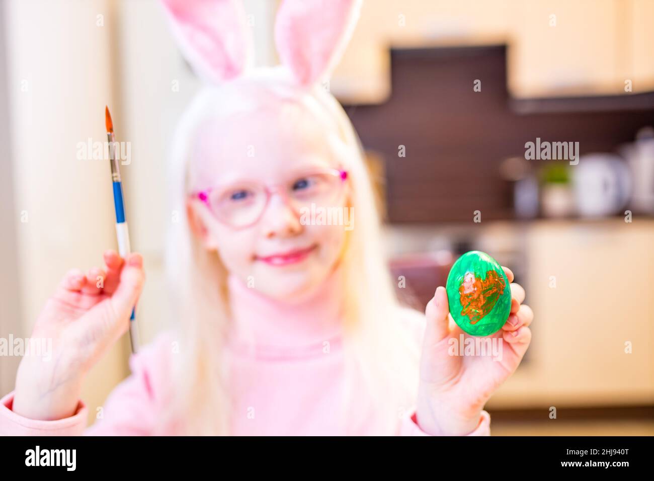 Carino bambino bionda ragazza che indossa le orecchie conigliere il giorno di Pasqua Foto Stock