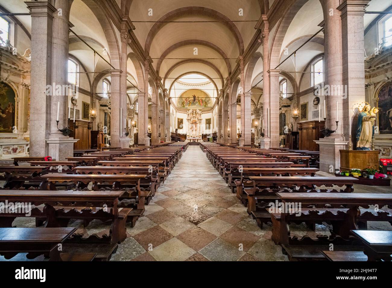 All'interno della chiesa Duomo di Belluno, Duomo di Belluno, Basilica cattedrale di San Martino, guardando verso il coro della cattedrale. Foto Stock