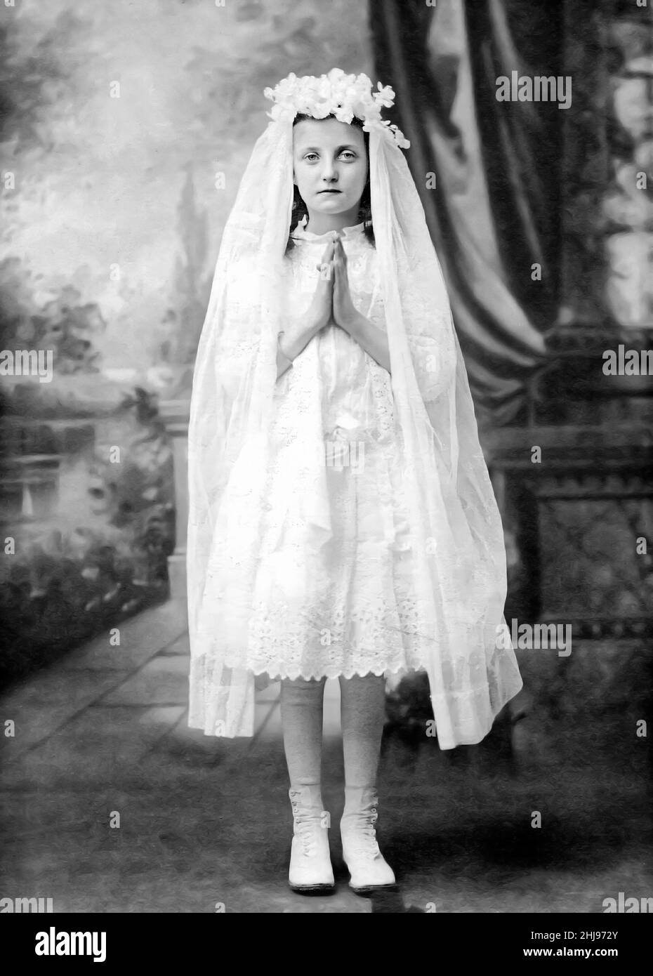 Ritratto della prima comunione, foto storica, 1913, occasione religiosa, sacramento cattolico romano, ragazza giovane, intera lunghezza, velo lungo, testa fiore, wh Foto Stock