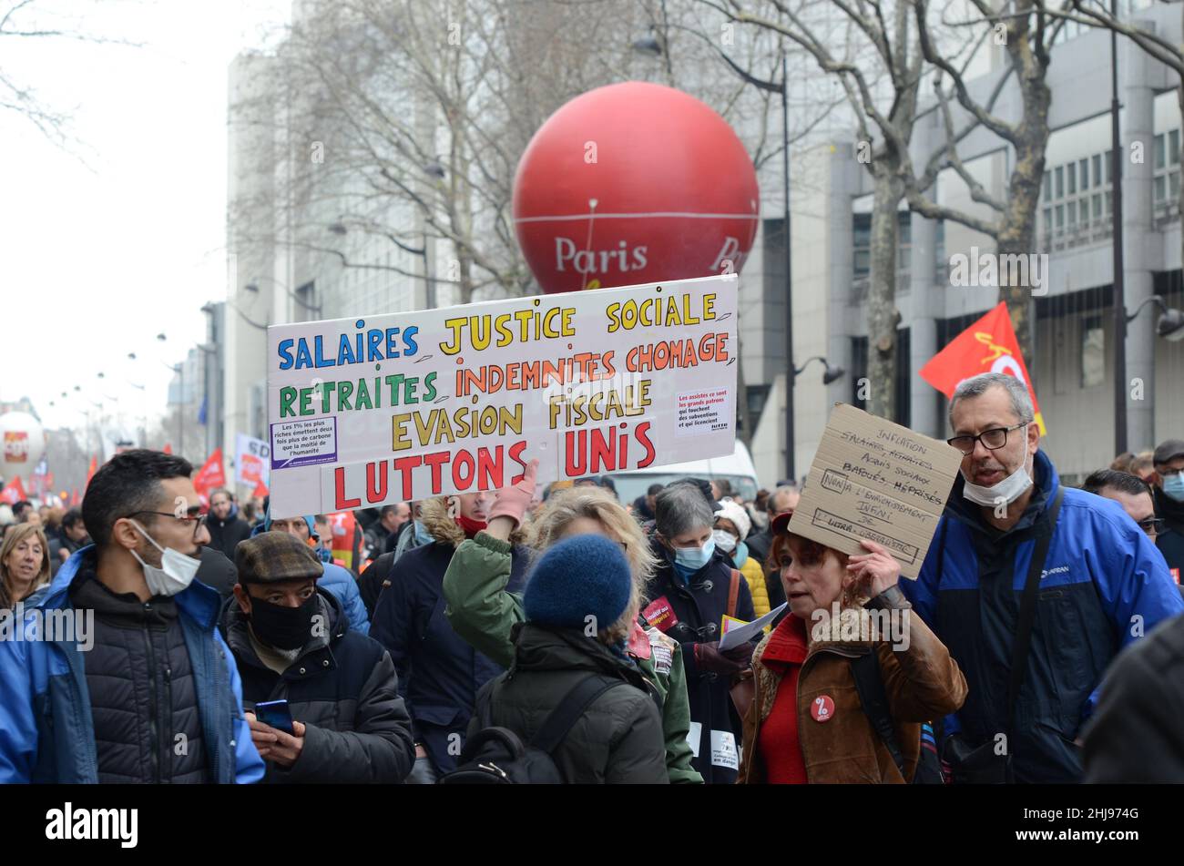 20000 persone hanno marciato tra bastille e bercy a Parigi per questa demo interprofessionale erano presenti 2 candidati per le elezioni presidenziali Foto Stock