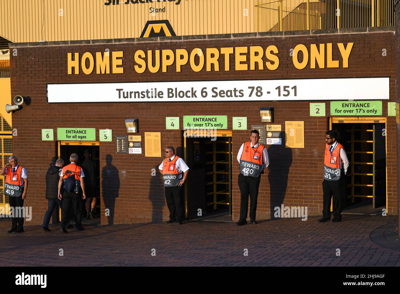 La sicurezza dello stadio di calcio si estenuda dal lato Molineux. Wolverhampton Wanderers / SC Braga - UEFA Europa League 19/09/2019 Foto Stock