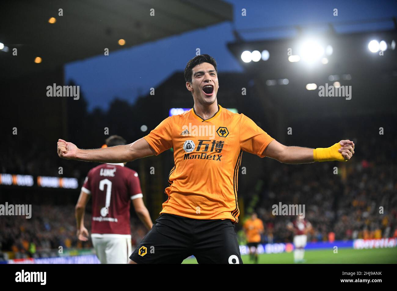 Wolves calciatore Raul Jimenez festeggia il suo obiettivo Wolverhampton Wanderers contro Torino 29/08/2019 UEFA Europa League Play-off seconda tappa Foto Stock