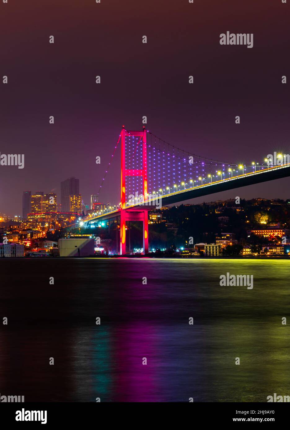 ISTANBUL, TURCHIA. Ponte sul Bosforo di Istanbul (ponte dei Martiri, 15 luglio). Turco: 15 Temmuz Sehitler Koprusu). Bellissimo tramonto a Istanbul. Foto Stock