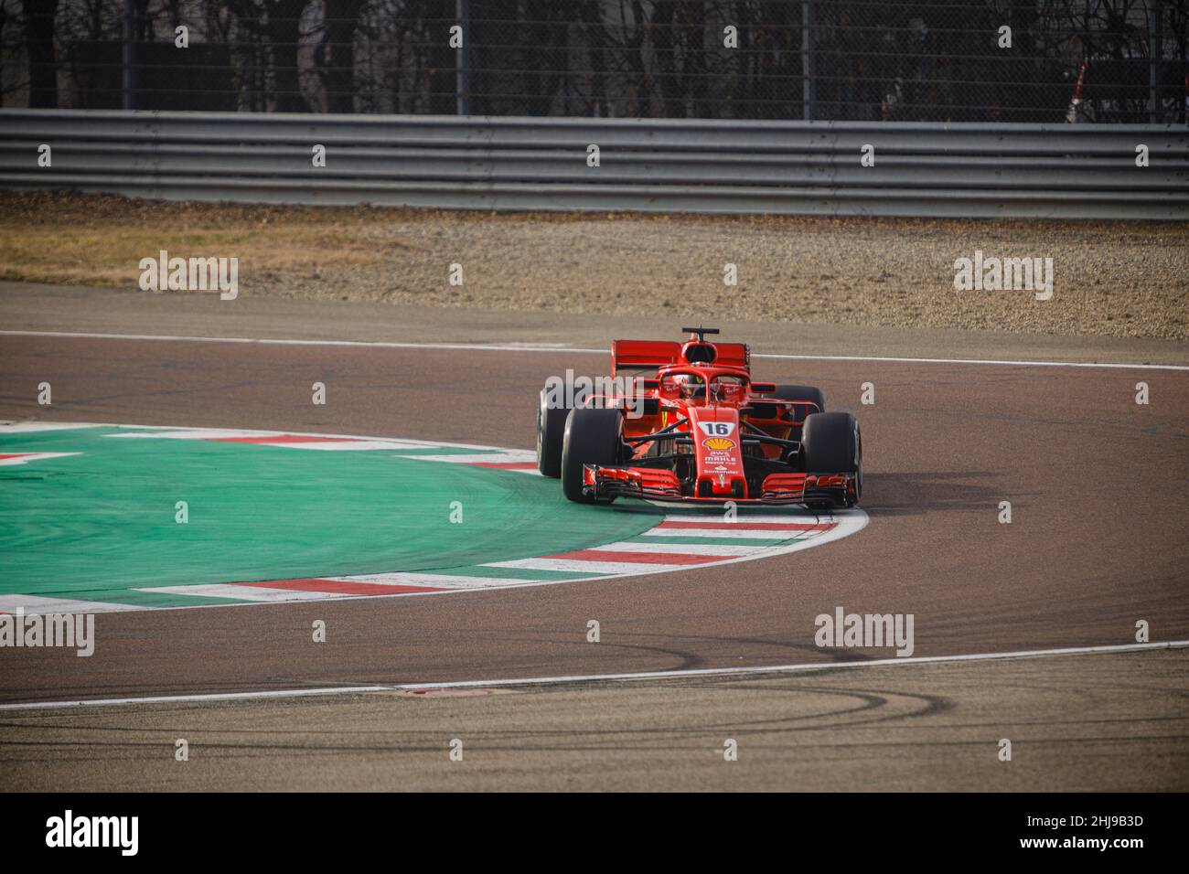 Maranello, Italia. 27th Jan 2022. Charles Leclerc (#16) durante i test privati di Formula 1 2022 sulla pista di prova di Fiorano con una vettura 2018 F1 (SF71H). Credit: Massimiliano Donati/Alamy Live News Foto Stock