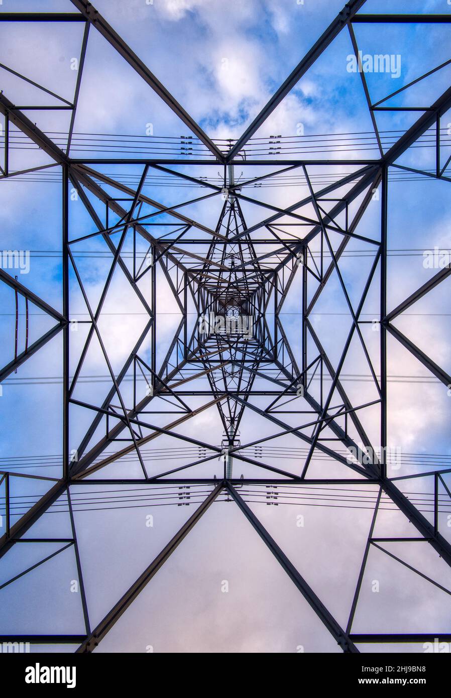 Vista dell'interno di un pilone elettrico Foto Stock