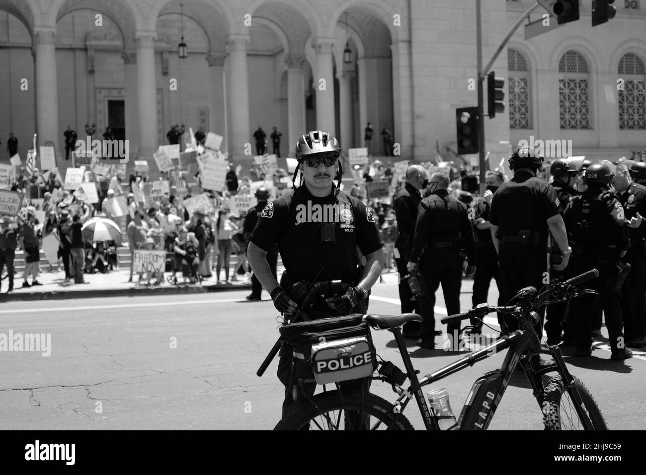 La protesta del Covid a Los Angeles tempi dispari nella storia del mondo con il Covid-19 la gente non è felice e la polizia è fuori in vigore Foto Stock