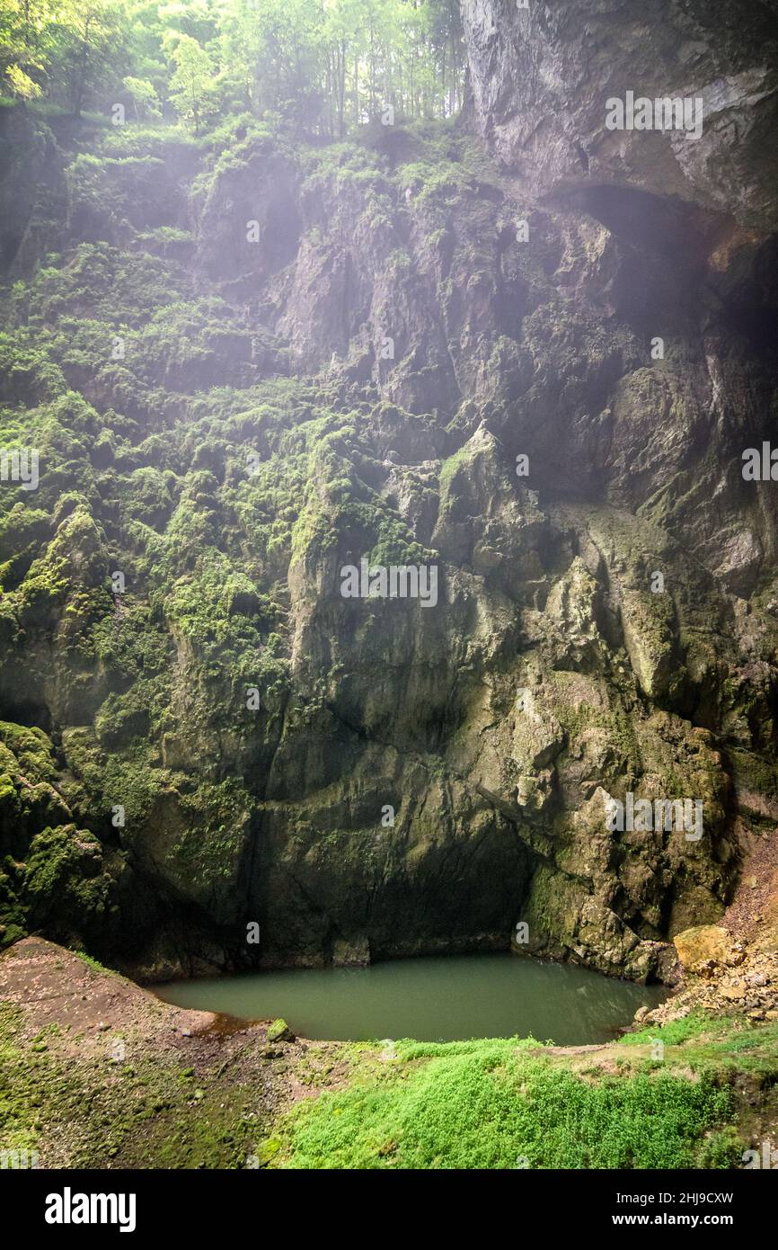 La gola di Macocha con lago, buco di sinuco nel sistema di grotte del Carso Moravo, Repubblica Ceca, Europa. Foto Stock